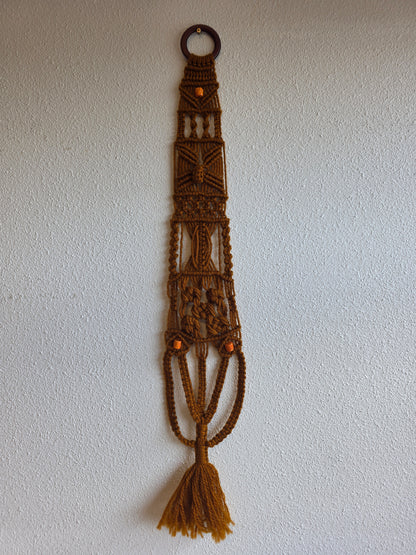 Vintage handgeknoopte bruine macramé wandhanger met houten kralen en ophangring