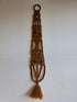 Vintage handgeknoopte bruine macramé wandhanger met houten kralen en ophangring