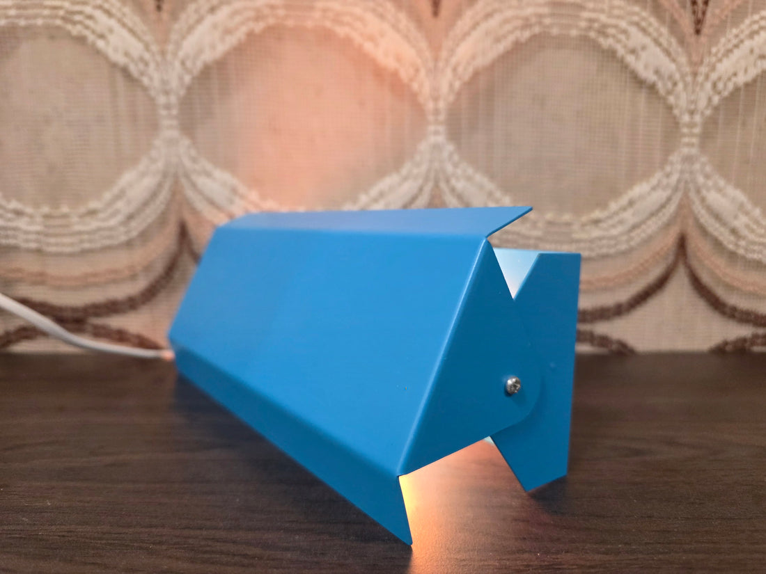 Blauwe metalen vintage wandlamp van Massive met snoer en schakelaar