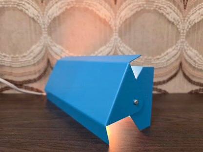 Blauwe metalen vintage wandlamp van Massive met snoer en schakelaar