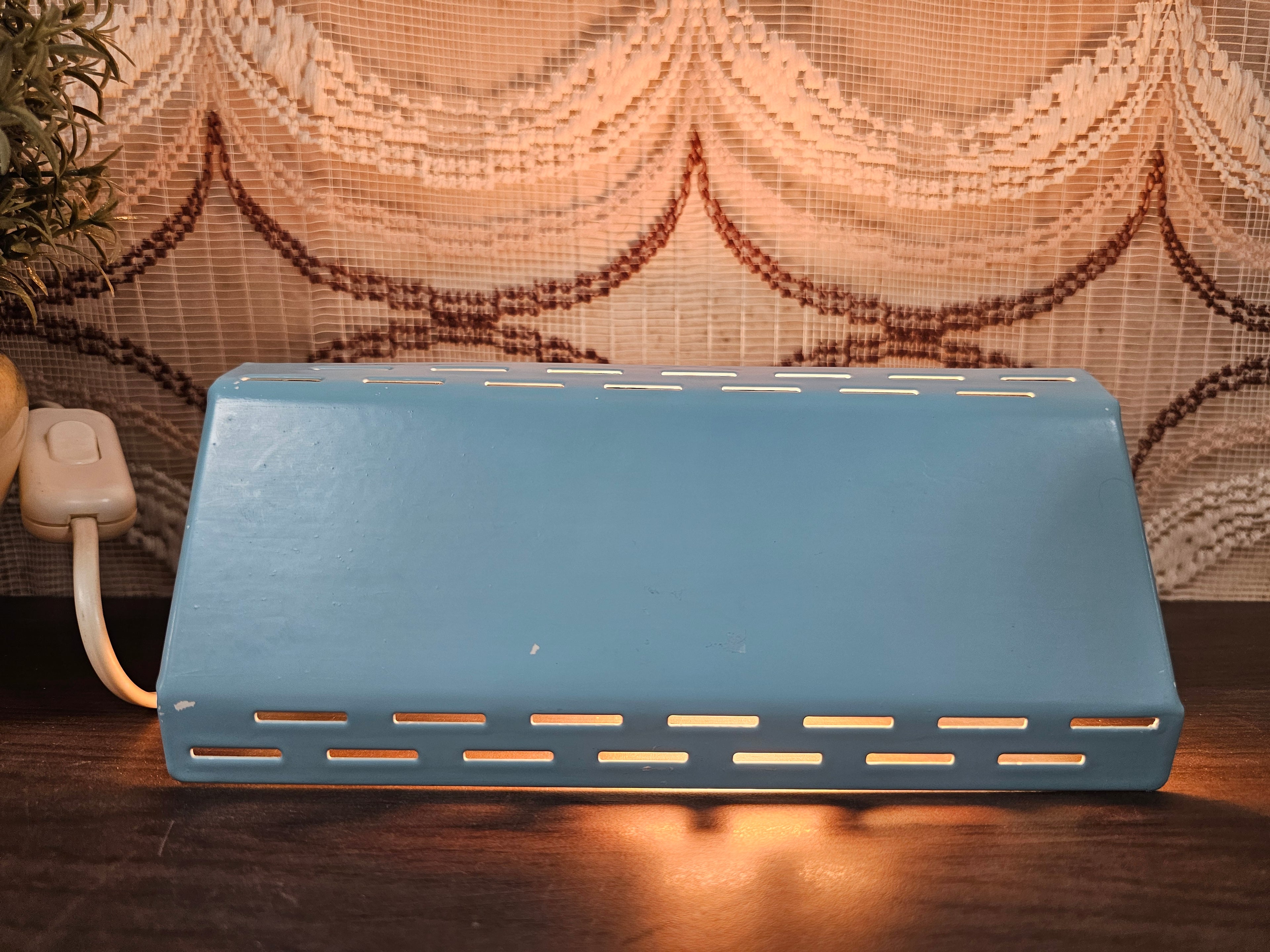 Vintage lichtblauw metalen wandlamp van Massive – 20,5 cm breed, 7,7 cm hoog