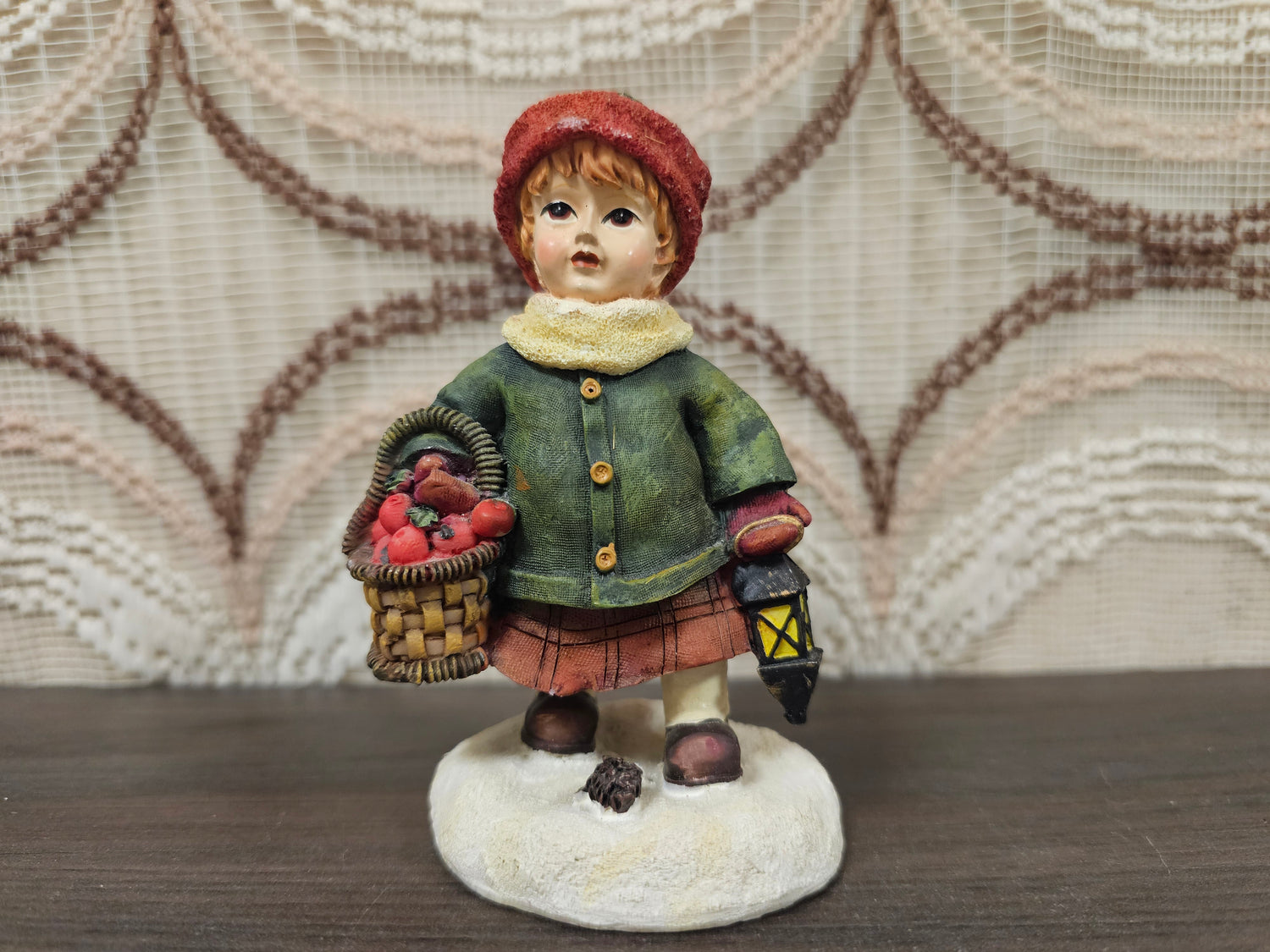 Vintage beeldje meisje winter met mandje appels en lantaarn 12 cm hoog