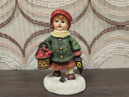 Vintage beeldje meisje winter met mandje appels en lantaarn 12 cm hoog