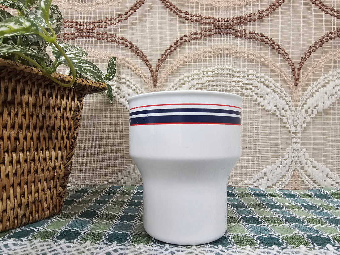 Witte vintage Mepal campingbeker met rode en blauwe rand, kunststof, 9 cm hoog