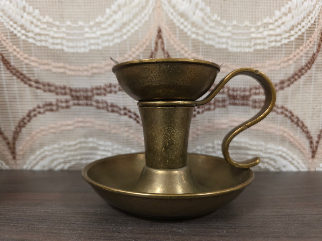 Vintage messing kandelaar met gebogen oor en ronde voet