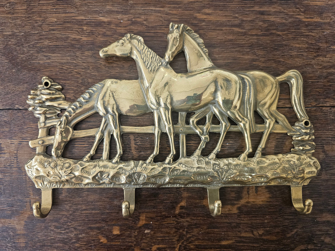 Messing kapstok met drie paarden bij een hek, 27,5 cm breed en 17 cm hoog, geschikt voor sleutels of lichte kleding.