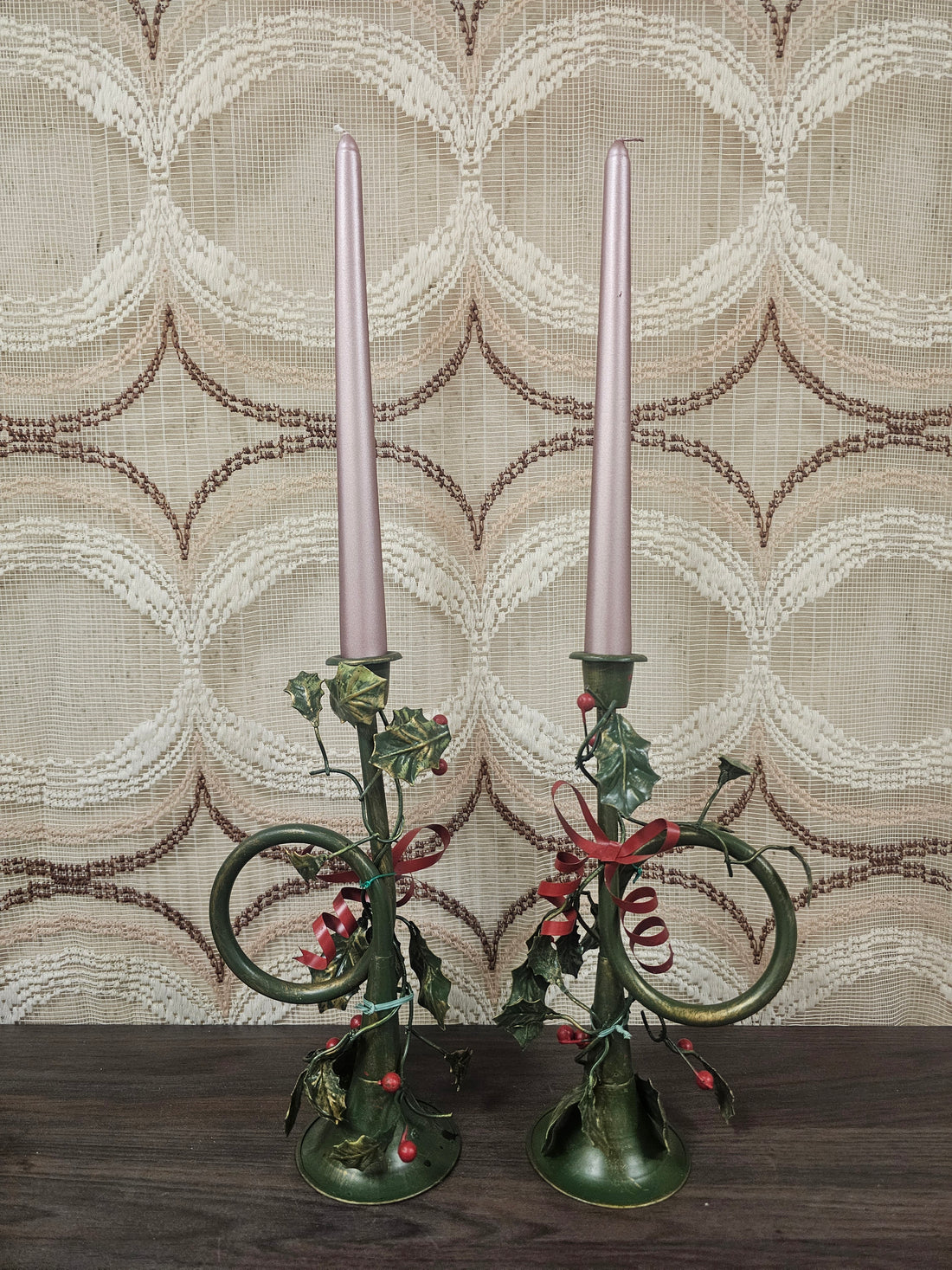 Twee metalen kandelaars in trompetvorm, groen met rode accenten, 23 cm hoog