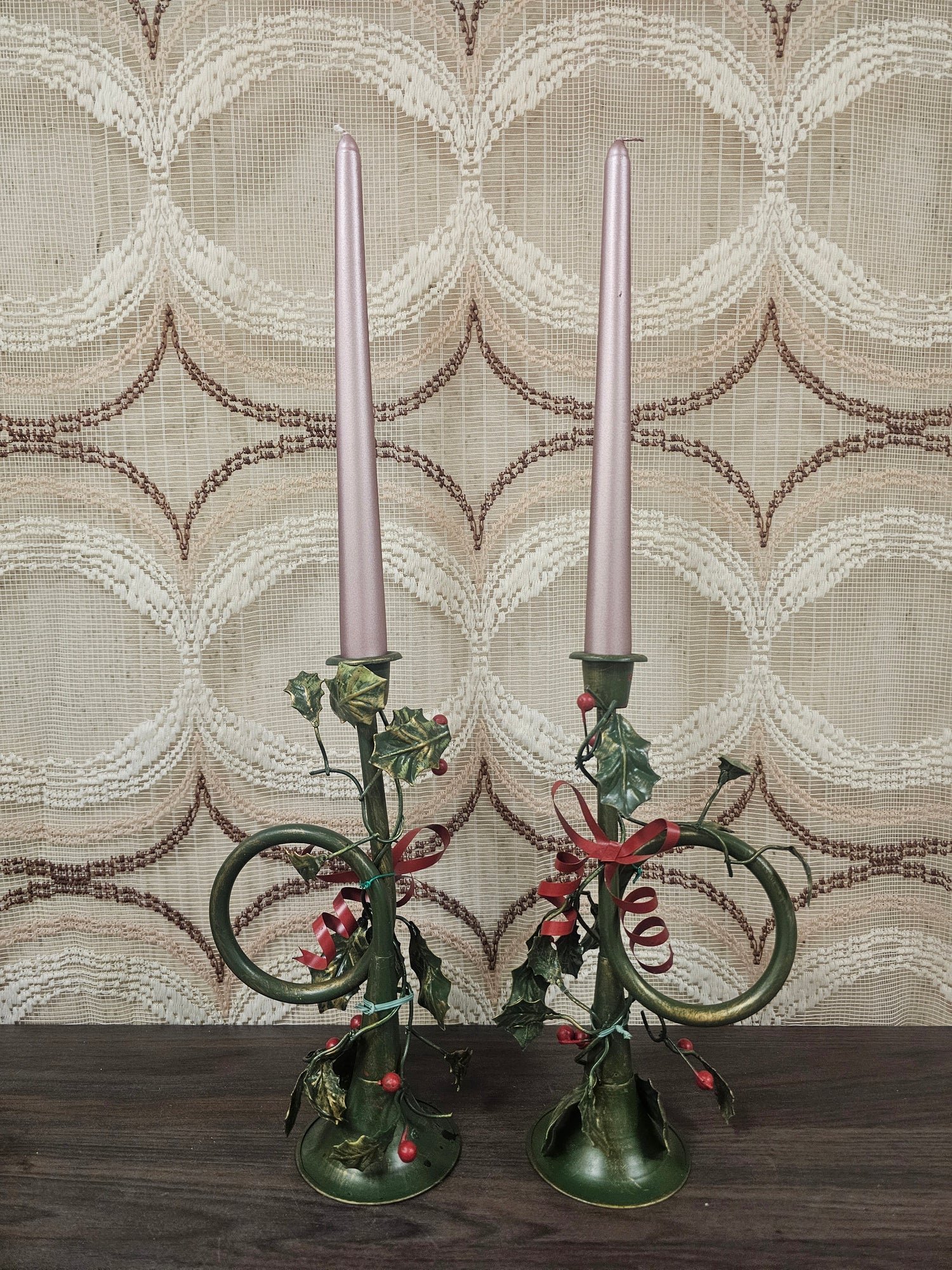 Twee metalen kandelaars in trompetvorm, groen met rode accenten, 23 cm hoog