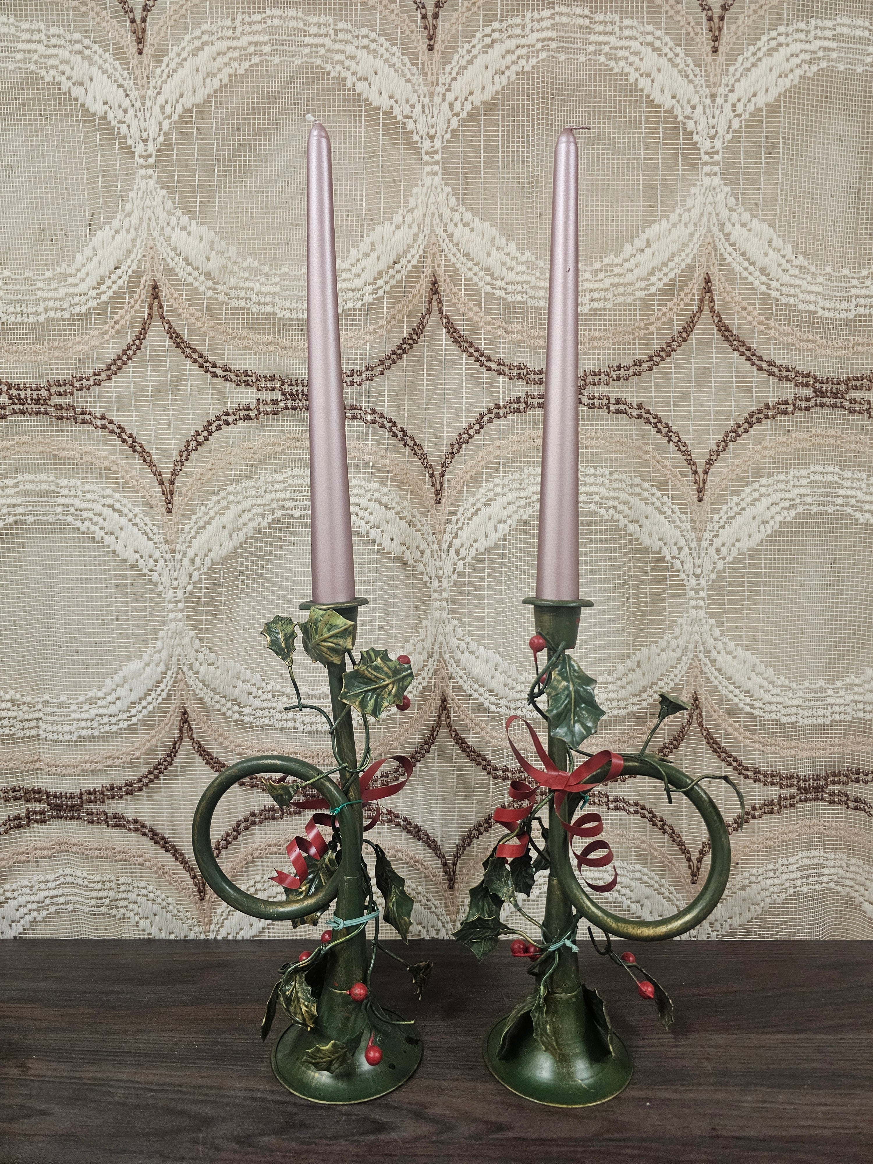 Twee metalen kandelaars in trompetvorm, groen met rode accenten, 23 cm hoog