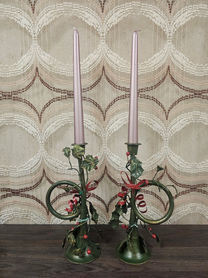 Twee metalen kandelaars in trompetvorm, groen met rode accenten, 23 cm hoog
