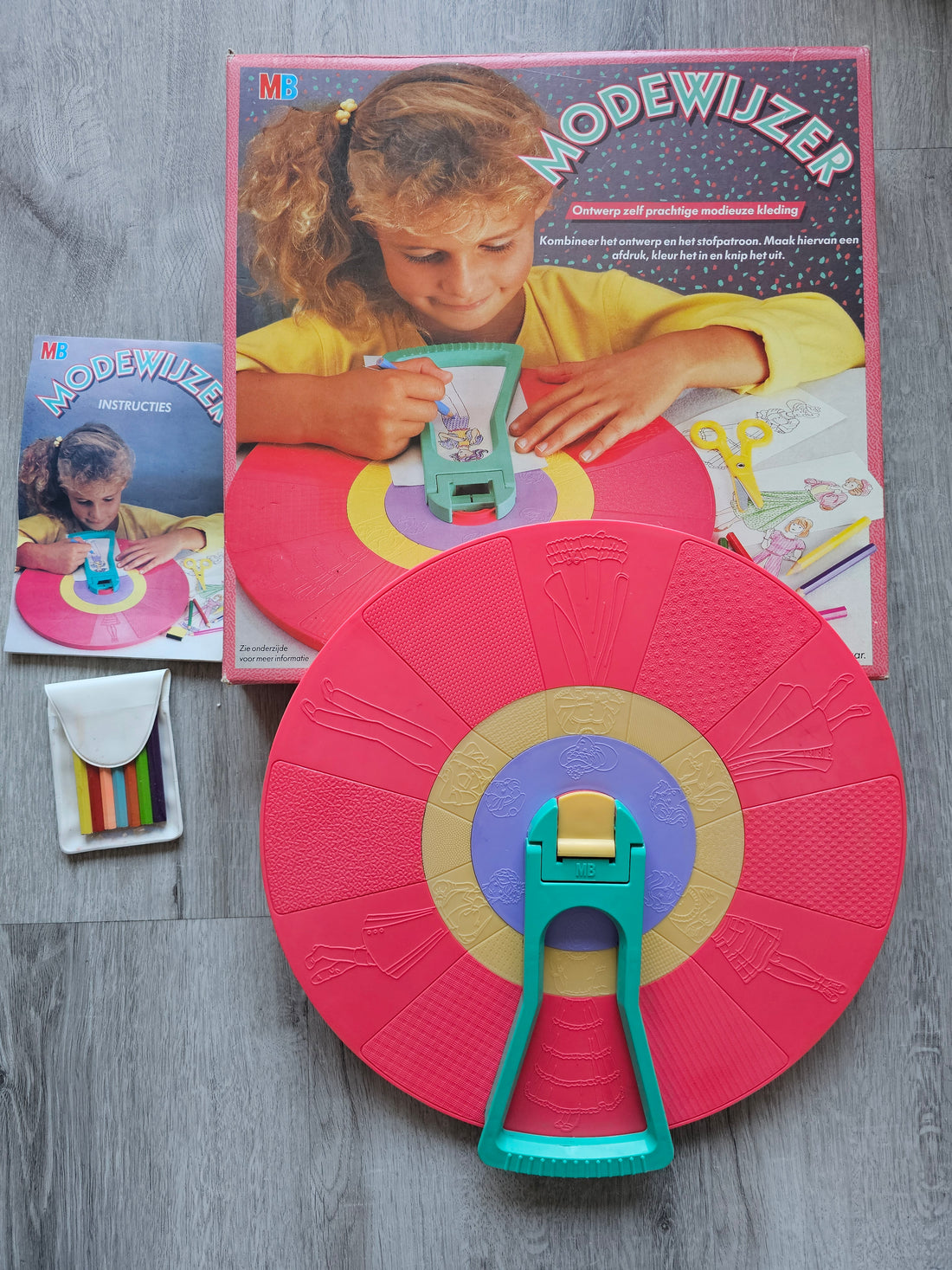 Vintage Modewijzer van MB uit de jaren ’80 in originele doos met krijtje en potloden