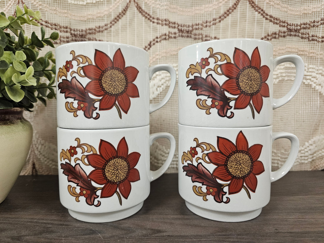 Set van vier Monopoli mokken, wit met bordeauxrode bloem, 8 cm hoog en 9 cm diameter, voor koffie of thee