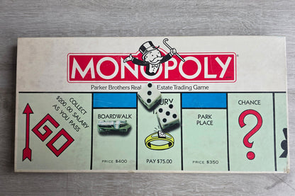 Vintage Amerikaanse Monopoly van Parker Brothers met compleet speelbord, pionnen, speelgeld en eigendomskaarten.