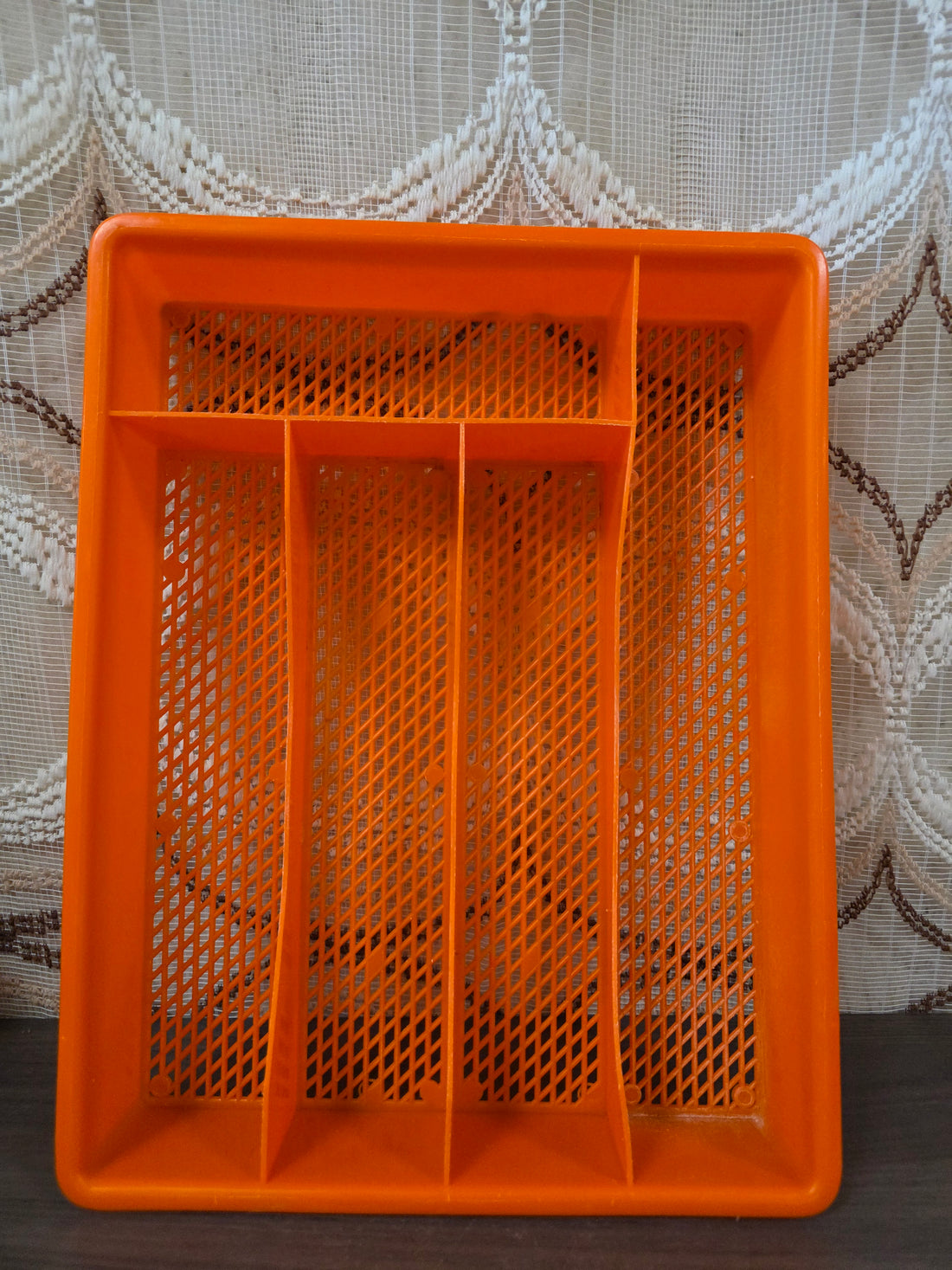 Vintage oranje kunststof bestekbak met vijf vakken