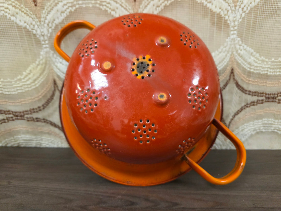 Vintage emaille vergiet oranje 26 cm met grijze binnenkant jaren 70
