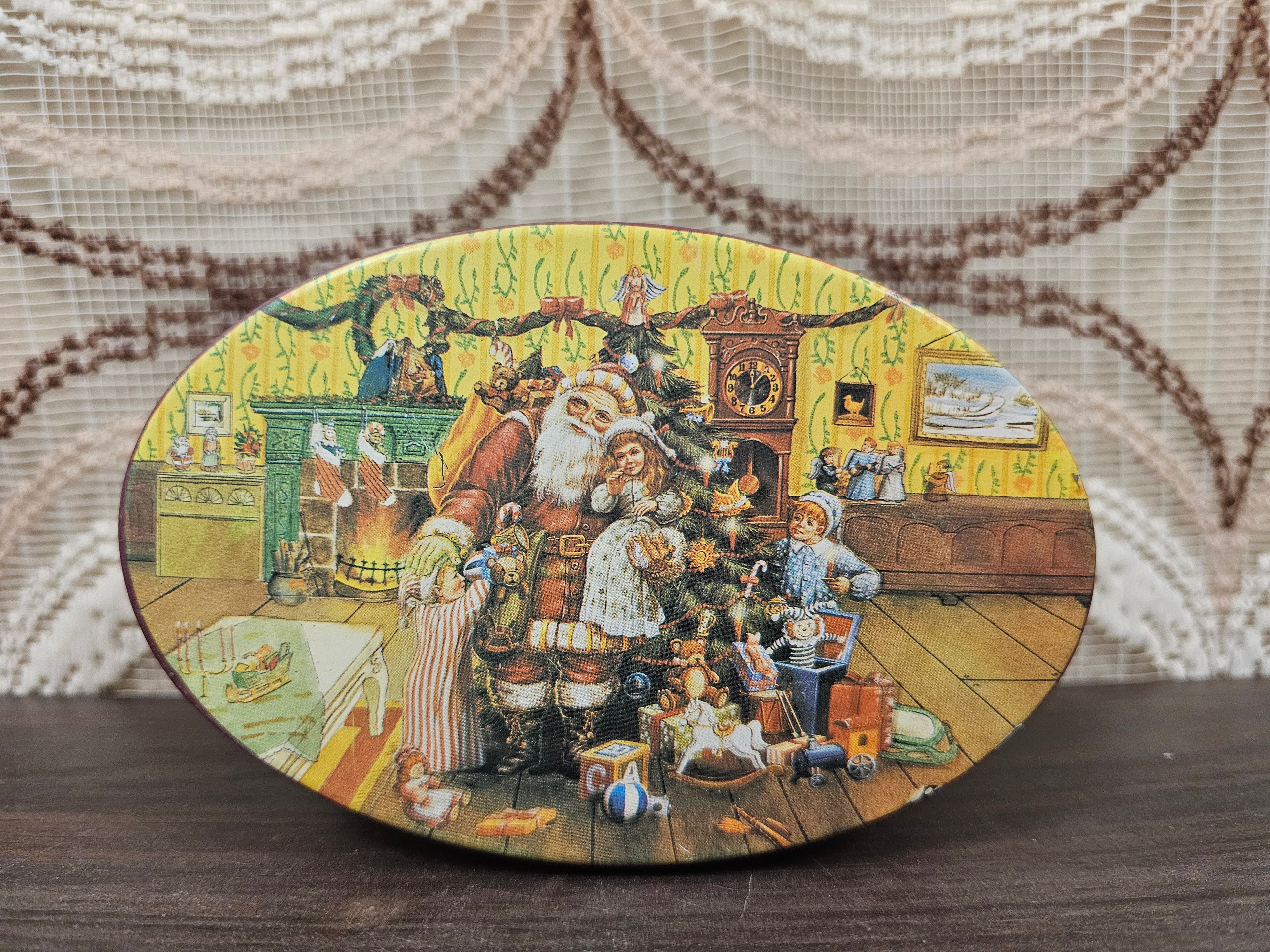 Ovaal kerstblik met kleurrijke vintage illustratie van kerstman, kinderen en speelgoed