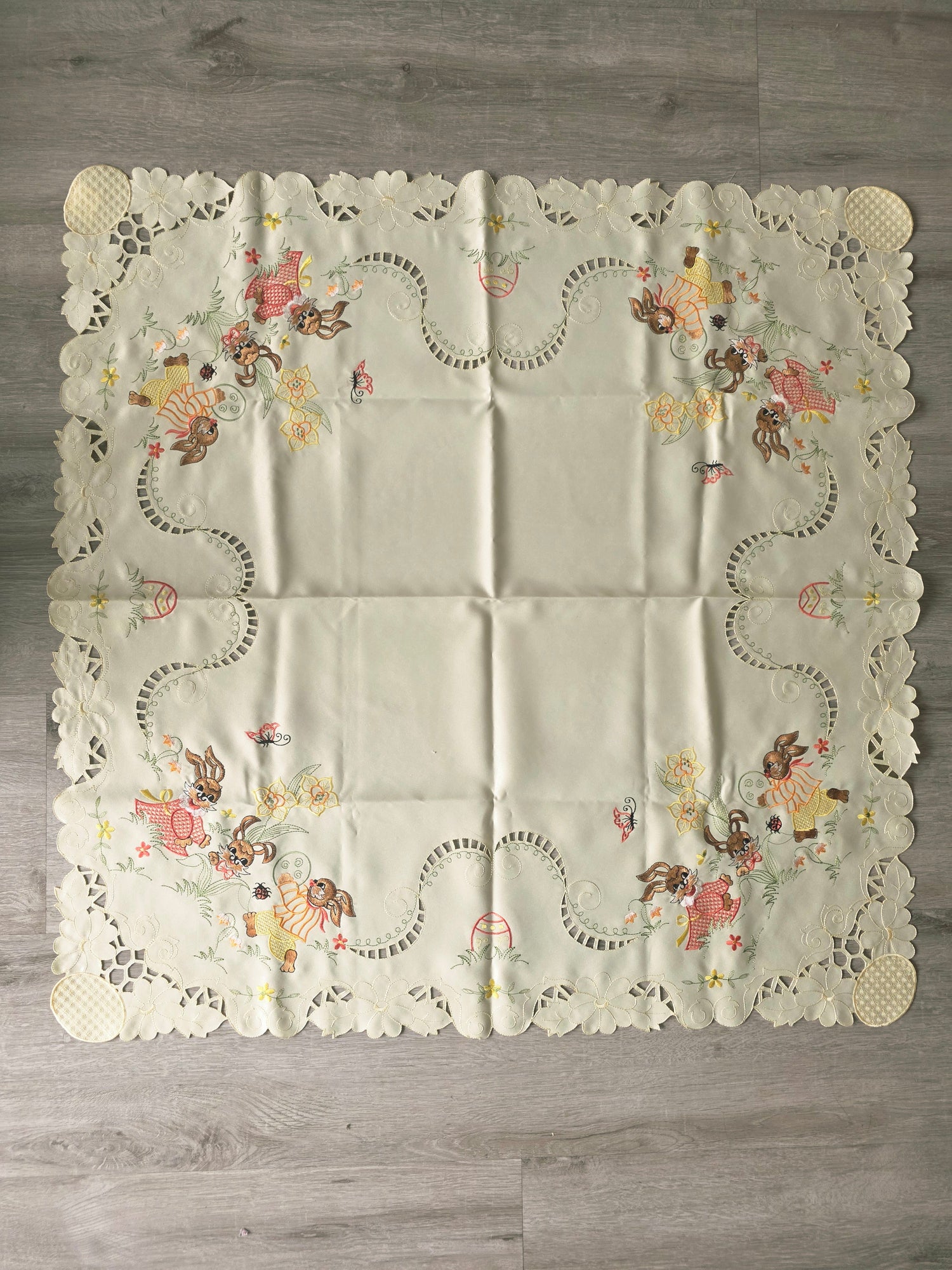 Vintage Paas tafelkleed met geborduurde konijntjes