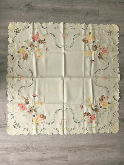 Vintage Paas tafelkleed met geborduurde konijntjes