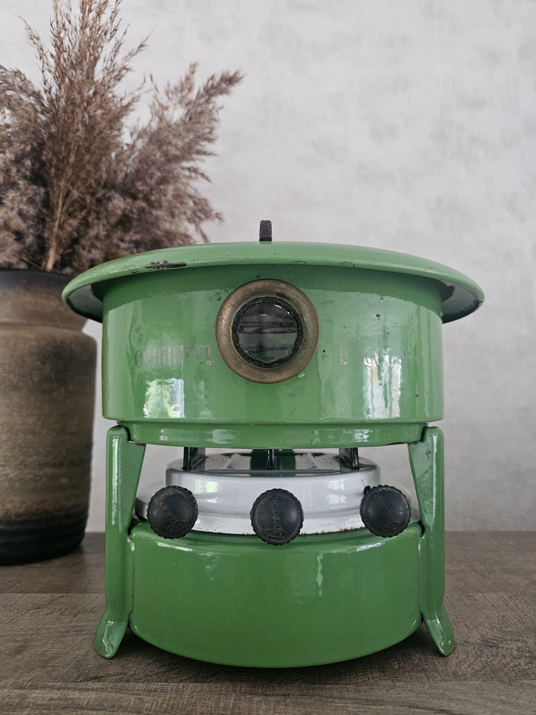 Resedagroen vintage petroleumstel van Beccon met drie pitten en originele lonten, ideaal als decoratief accent