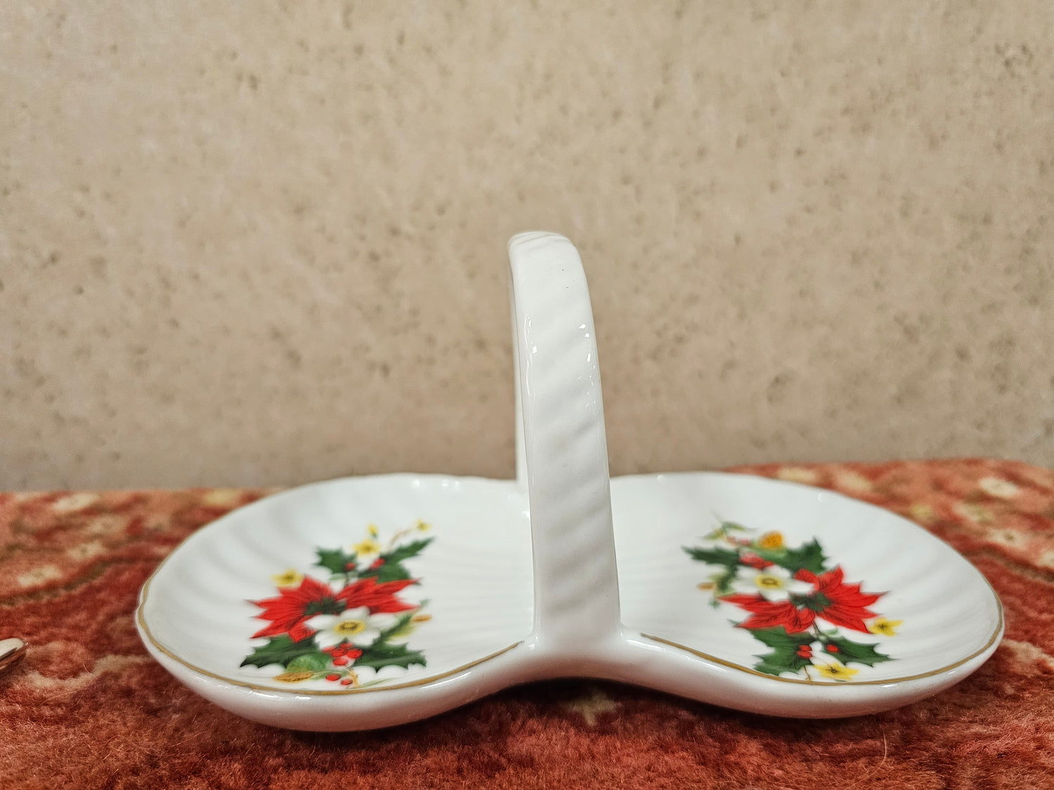 Porseleinen bonbonschaaltje met kerstdecor en handgreep – 19,5 cm lang