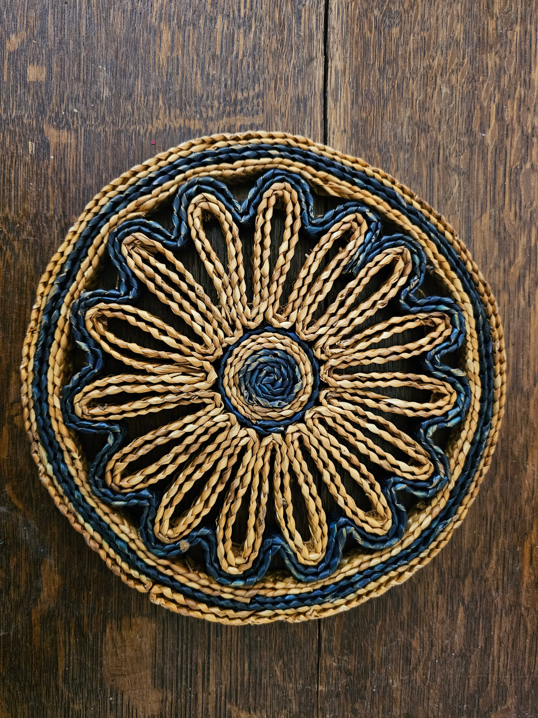 Ronde raffia onderzetter in blauw en beige met bloemvormig patroon