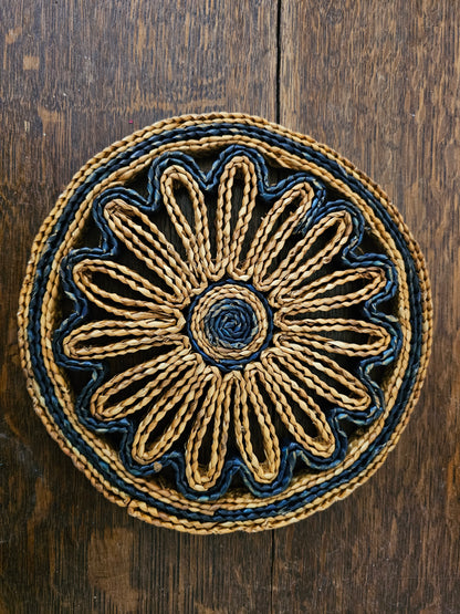 Ronde raffia onderzetter in blauw en beige met bloemvormig patroon