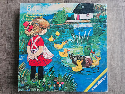 Vintage Ravensburger puzzel met meisje en eendjes, geïnspireerd op het kinderliedje Alle eendjes zwemmen in het water. 64 stukjes, originele doos, compleet.