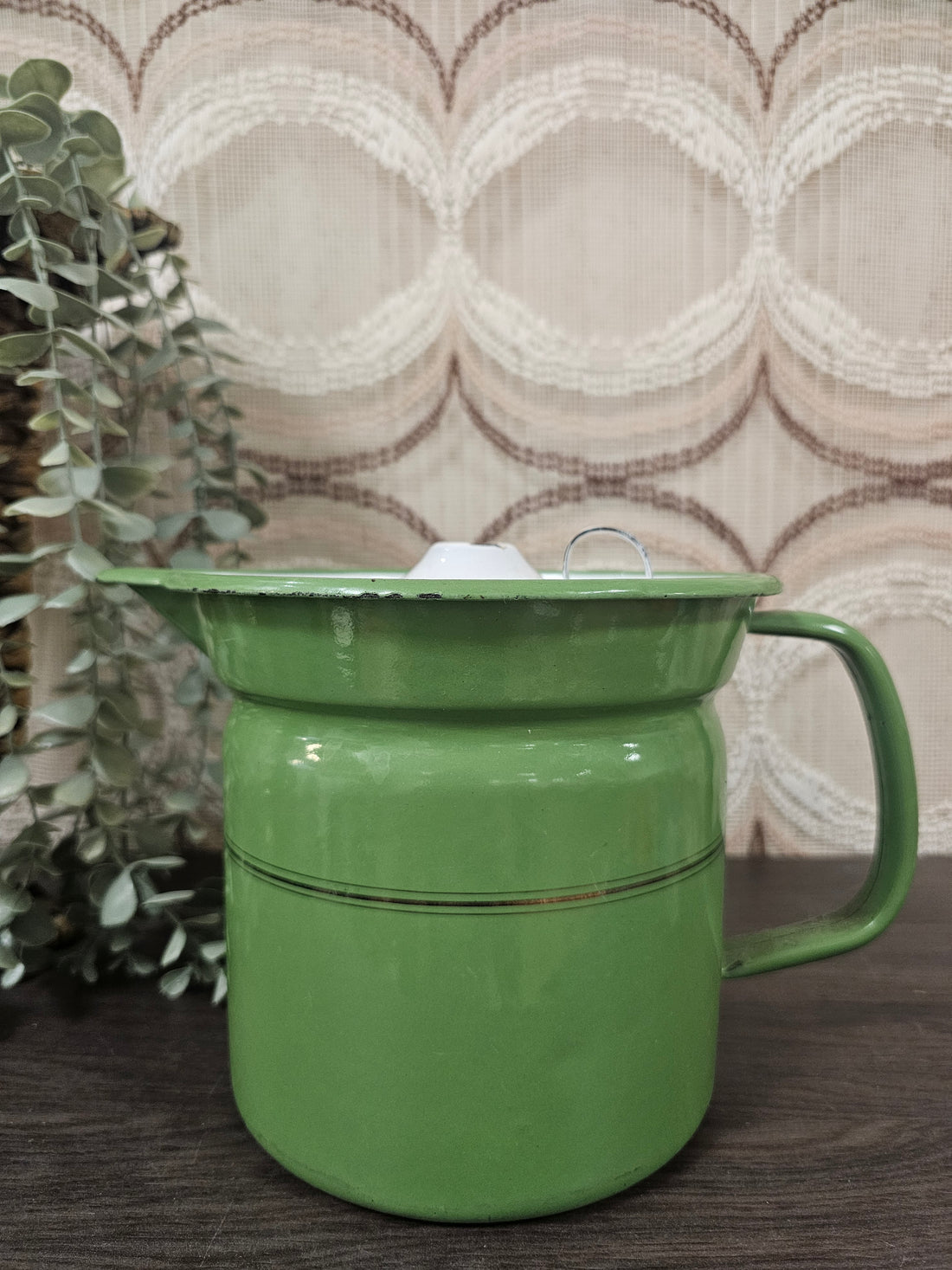 Reseda groene vintage emaille melkkoker met goudkleurige rand en tuit, jaren ’60 stijl, zichtbaar gebruikt