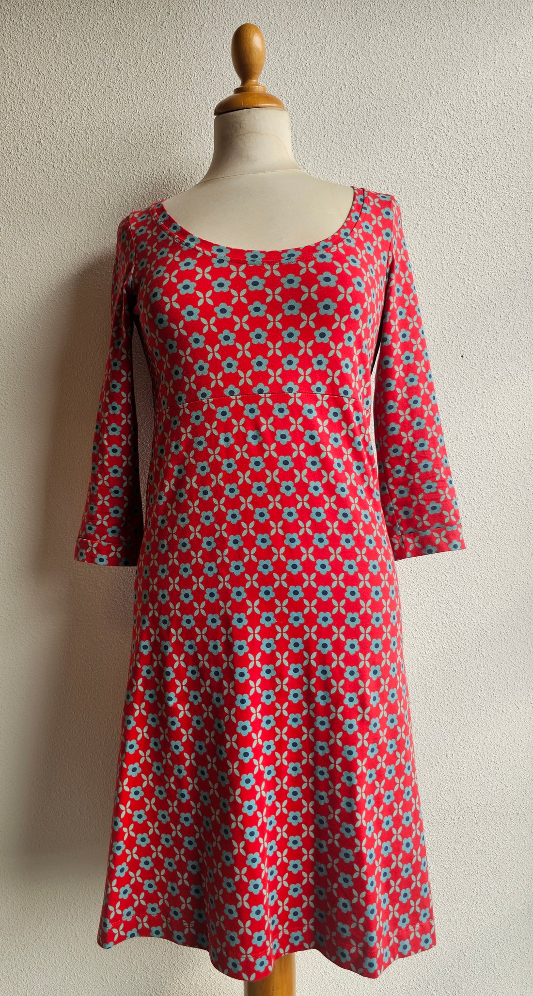 Retro Tante Betsy jurk rood met blauwe bloemen, maat S, lengte 92 cm, oksel tot oksel 42 cm, in zeer goede staat