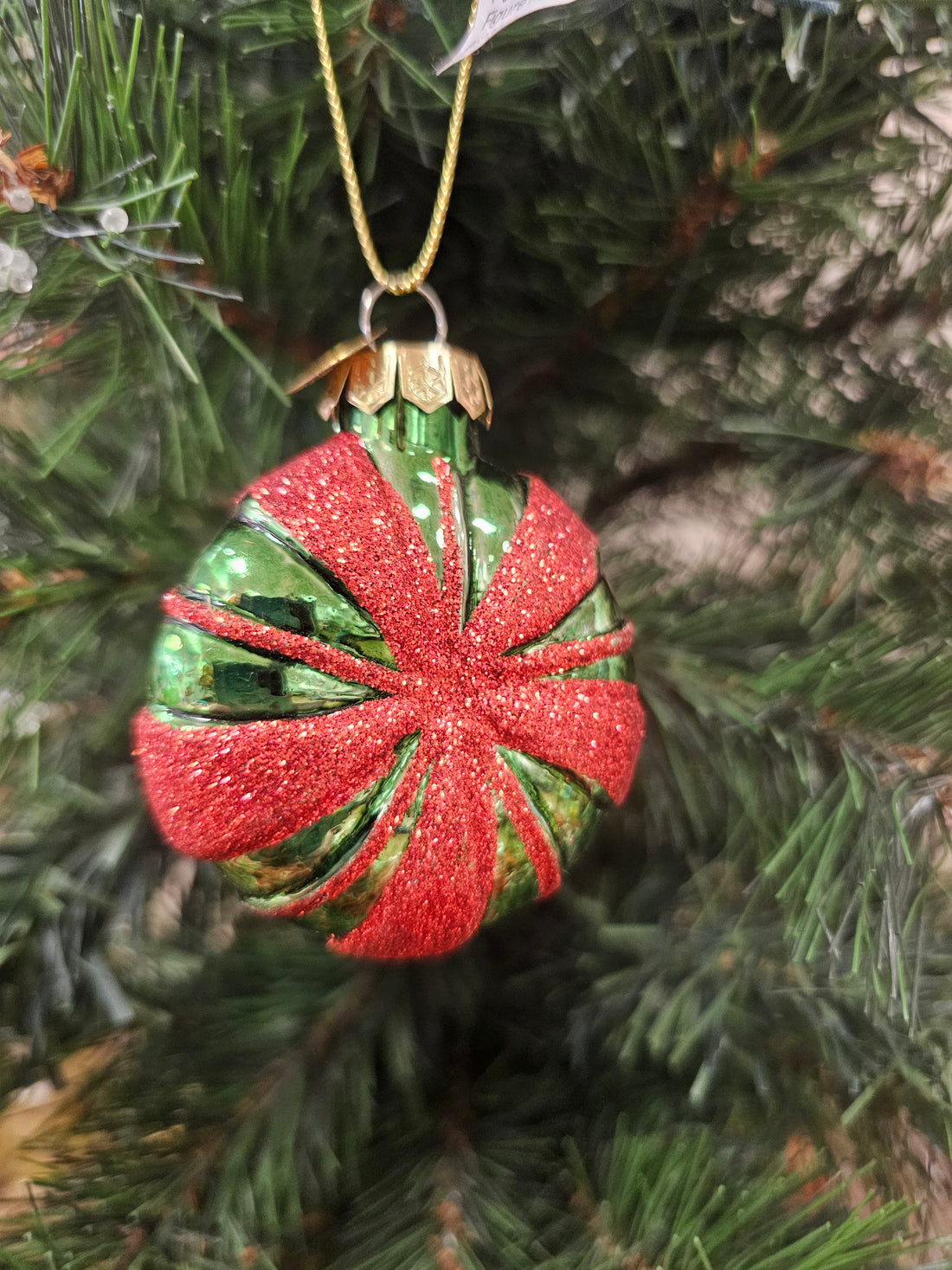 Retro glazen kerstbal groen met rode glitters – kerstboomdecoratie