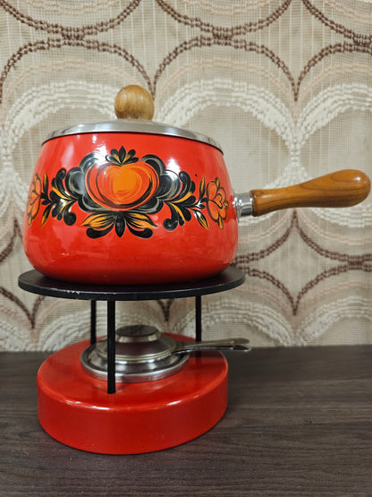 Rode vintage fonduepan met bloemendecor en houten handvat