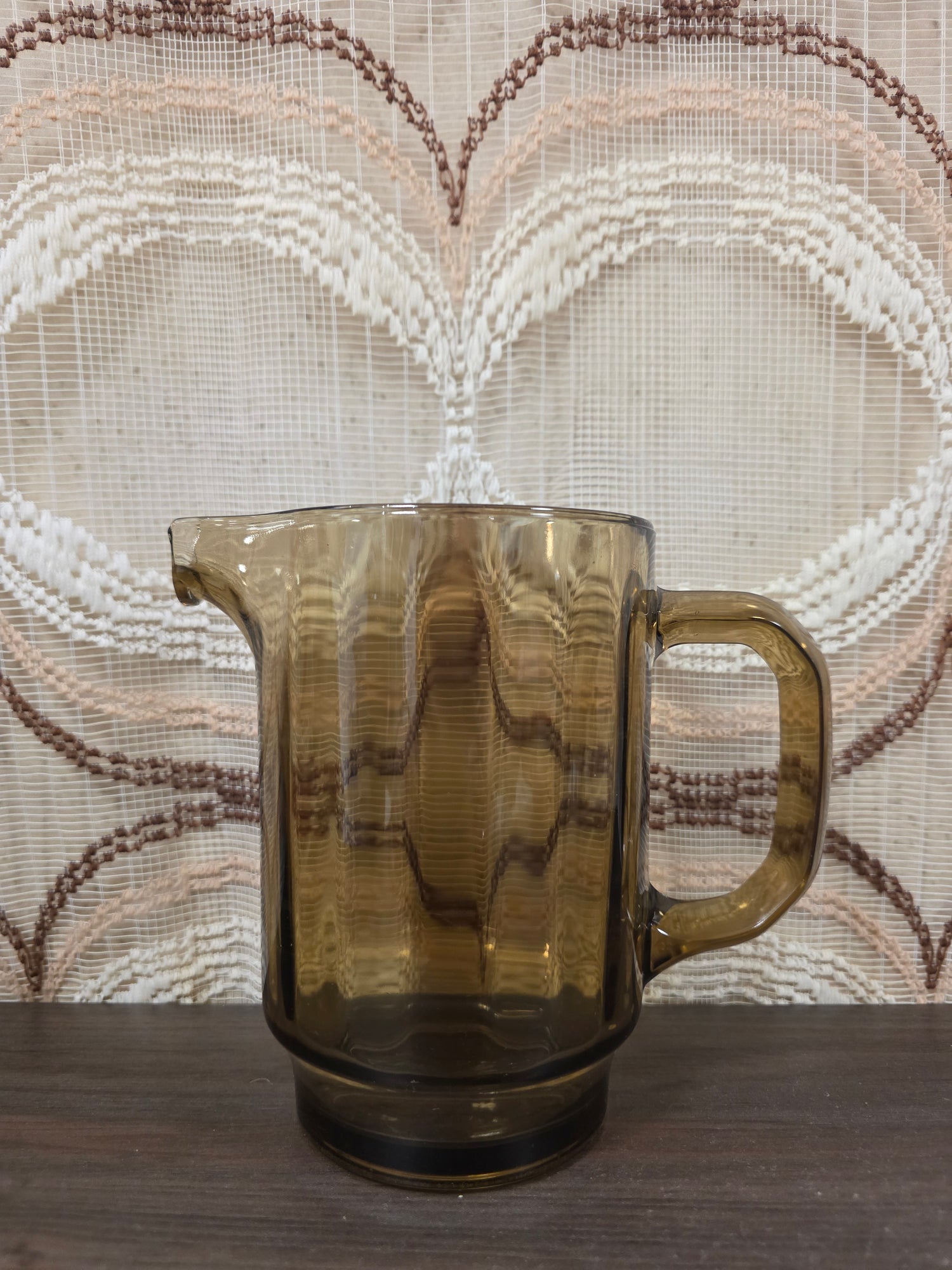 Vintage rookglas karaf van dik glas met verticale lijnen en een stevige handgreep.