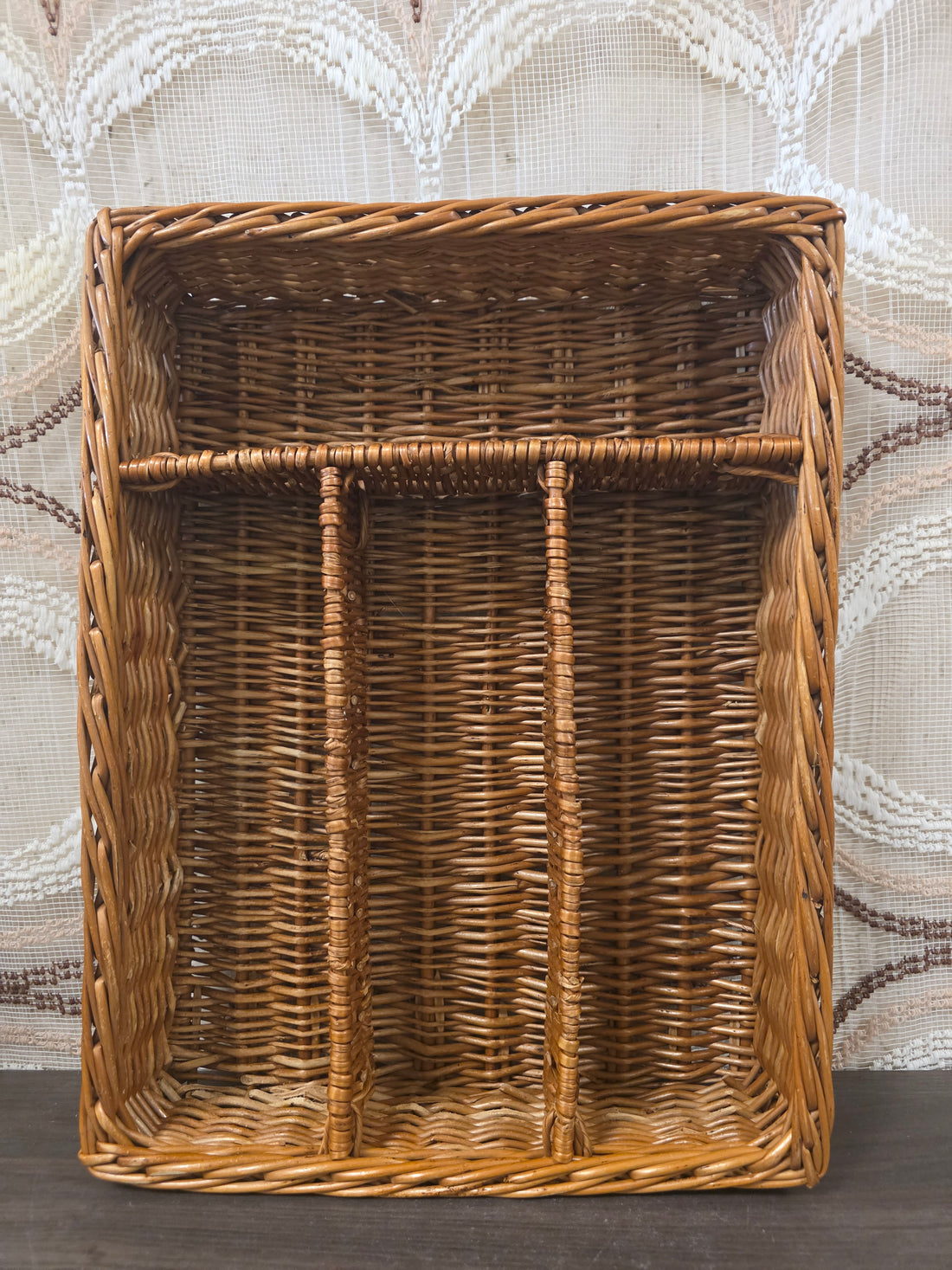 Rotan bestekbak met vier vakken in bruine kleur