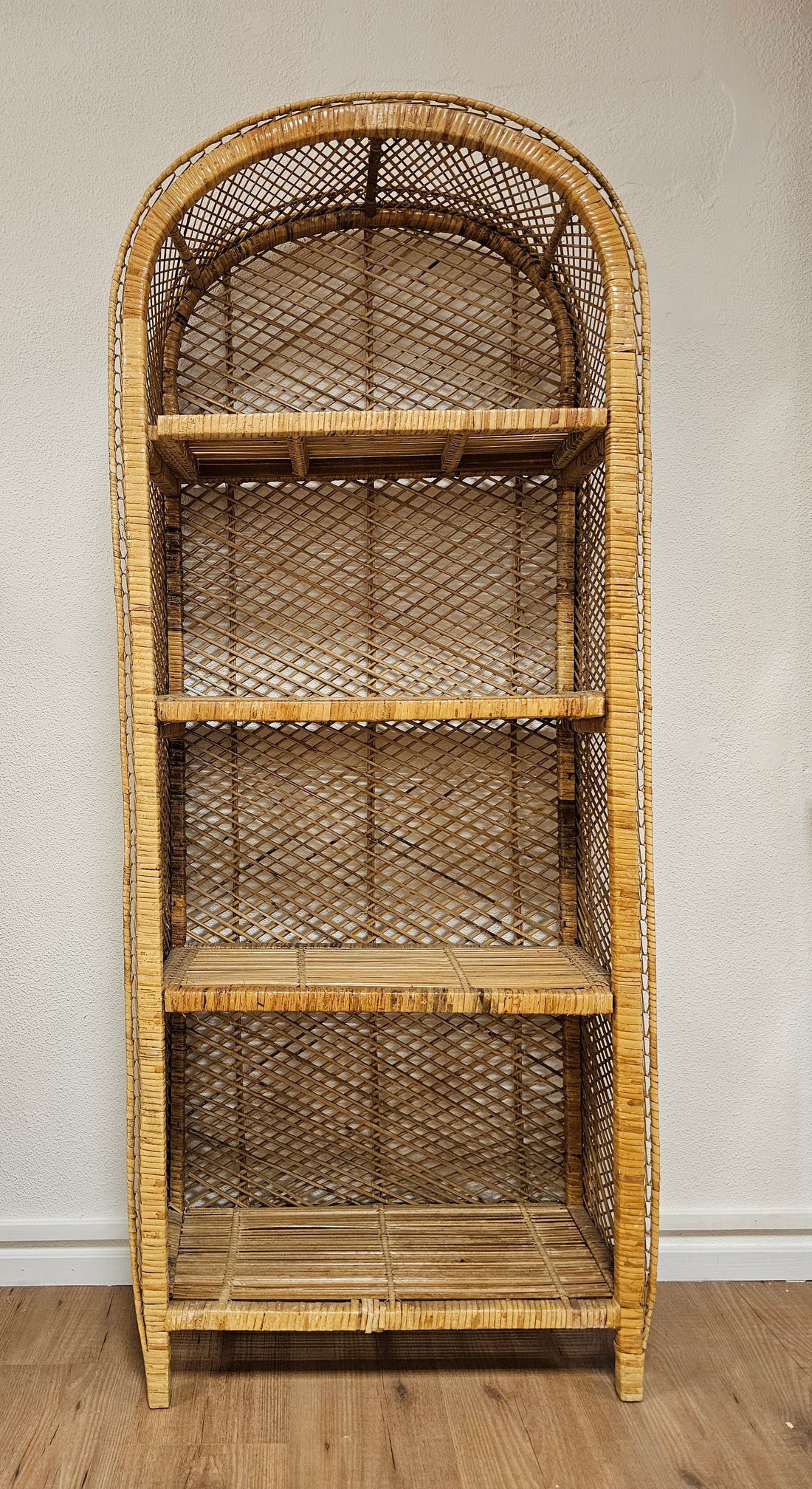 Rotan boogkast met 4 planken