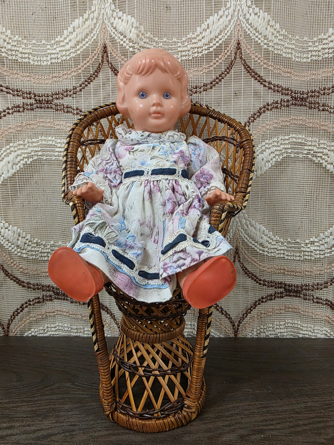 Vintage rotan poppenstoel met gevlochten patroon, circa 30 cm hoog.