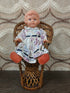 Vintage rotan poppenstoel met gevlochten patroon, circa 30 cm hoog.