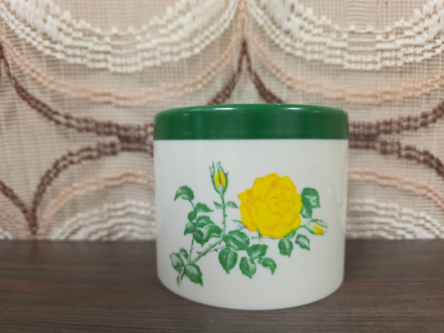 Vintage SENO voorraadpot met gele roos, groene deksel en witte kunststof pot.
