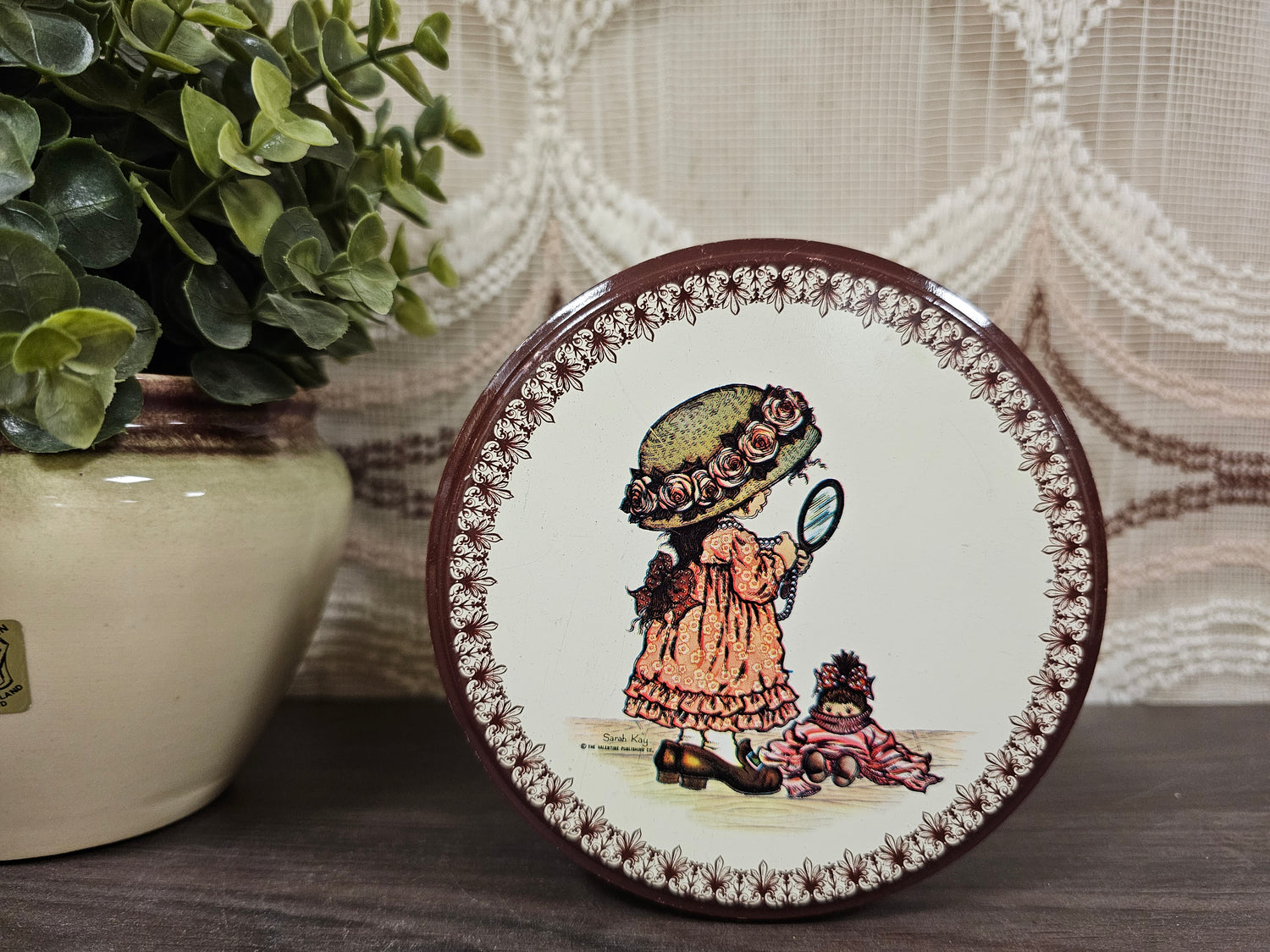 Vintage rond Sarah Kay blik met meisje en pop illustratie jaren 70 formaat 7,5 x 12,5 cm