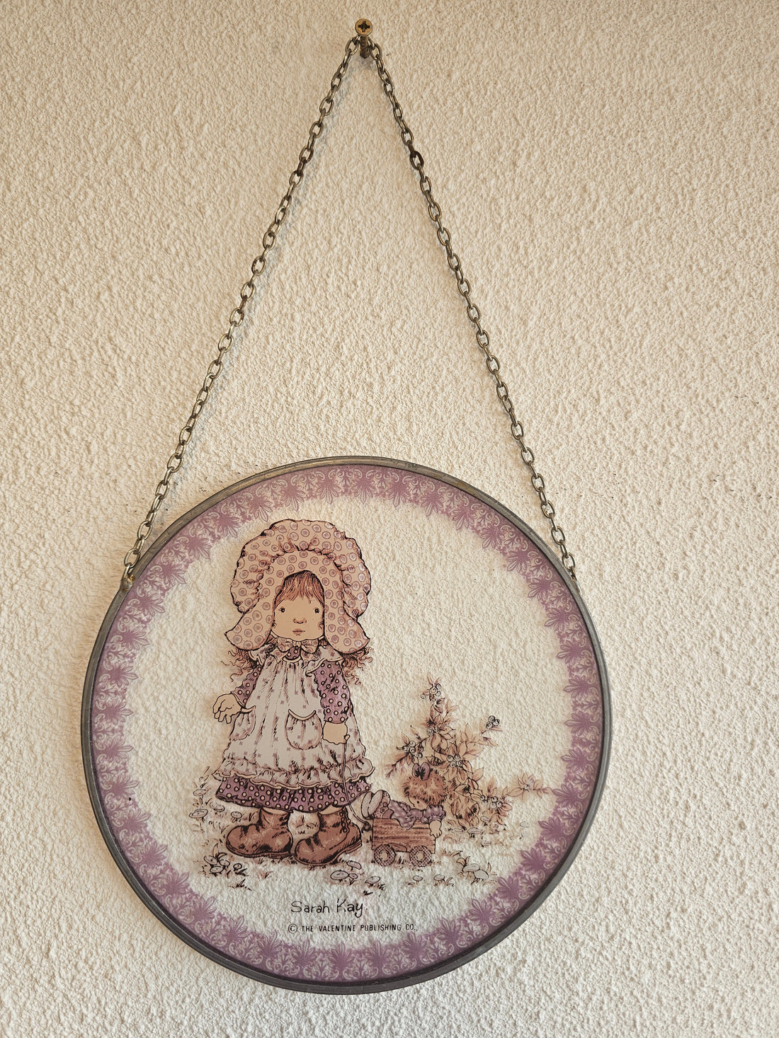 Ronde Sarah Kay glas-in-lood raamhanger met metalen rand en ketting, 18,5 cm