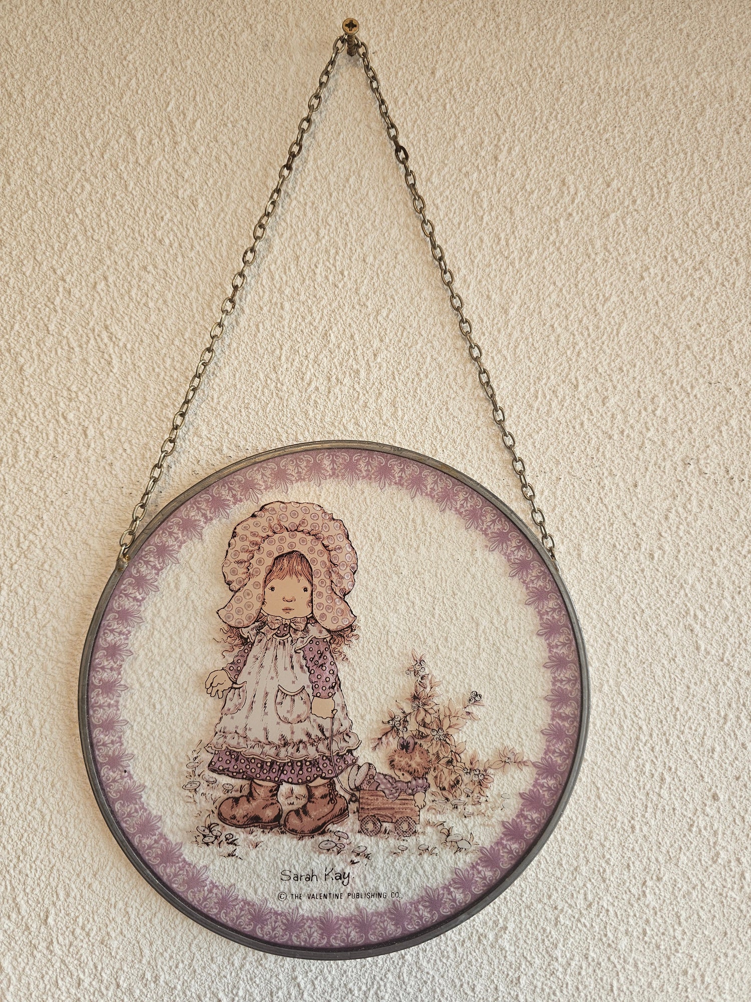 Ronde Sarah Kay glas-in-lood raamhanger met metalen rand en ketting, 18,5 cm