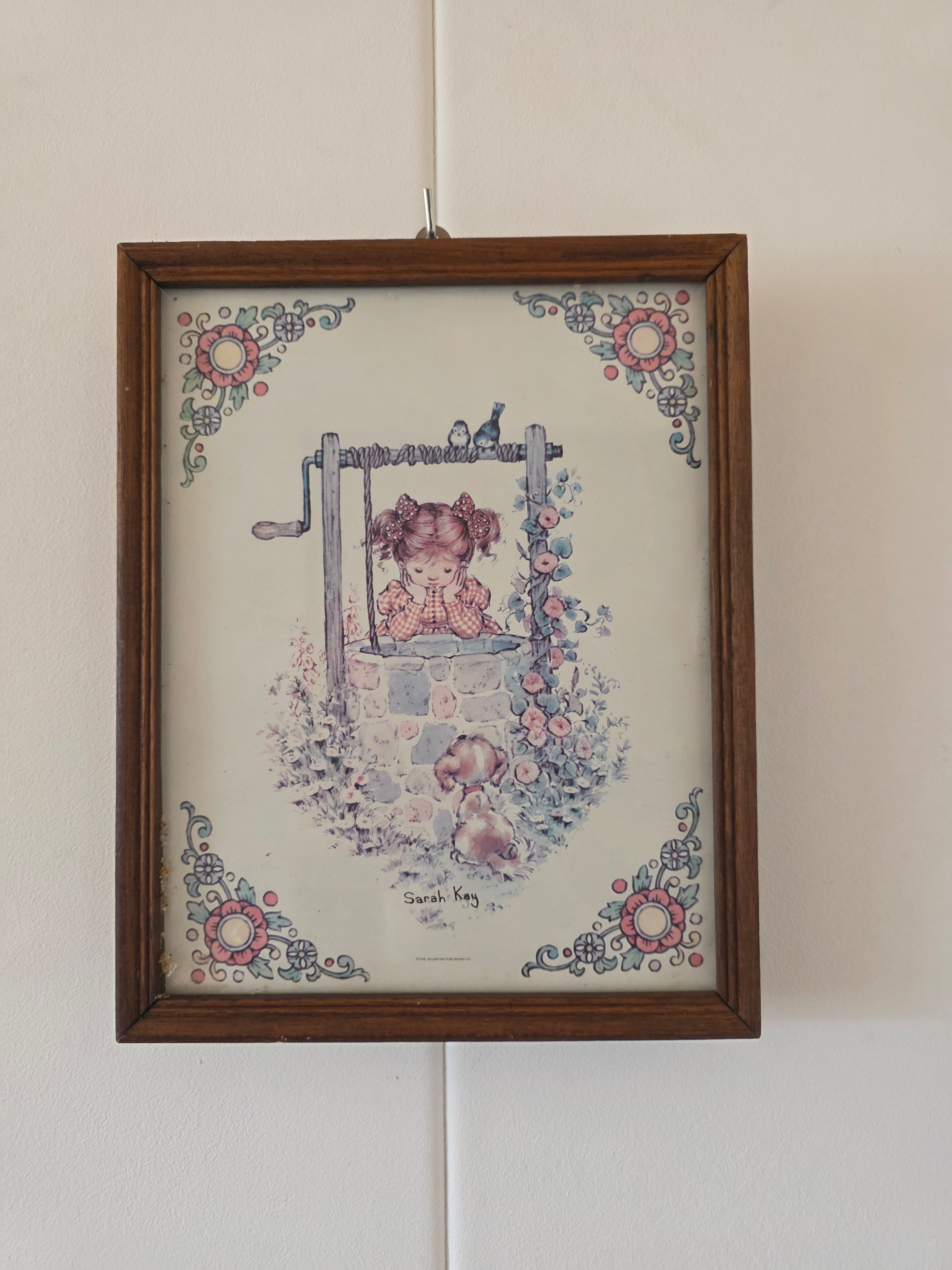 Vintage Sarah Kay wanddecoratie met meisje bij waterput in houten lijst