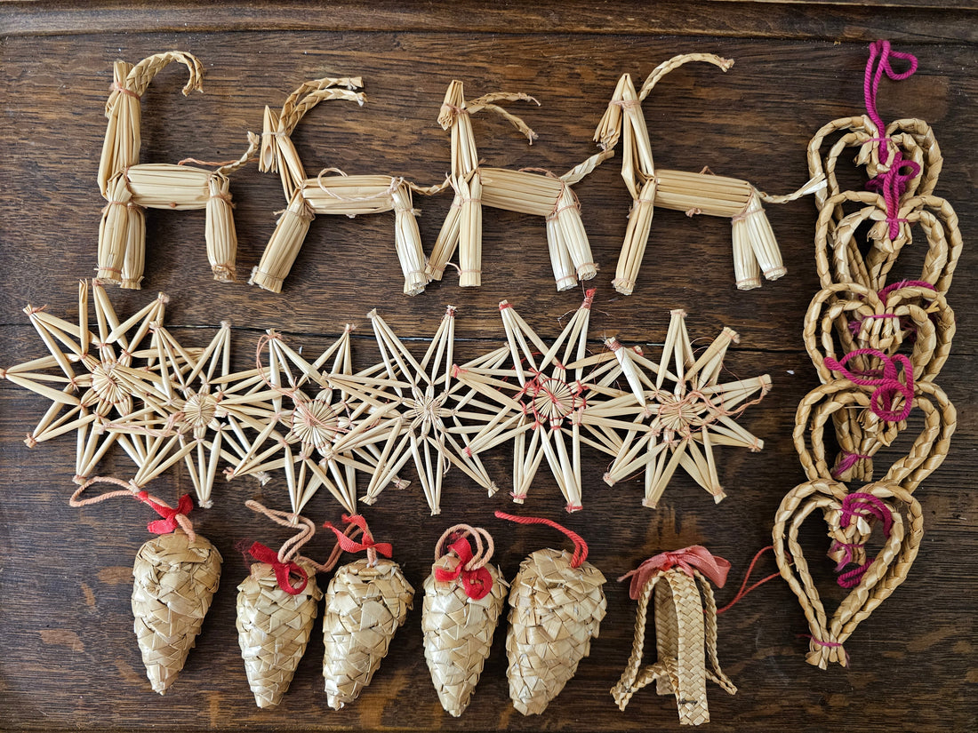 Set kerstboomversiering in naturel stro: rendieren, sterren, dennenappels en harten