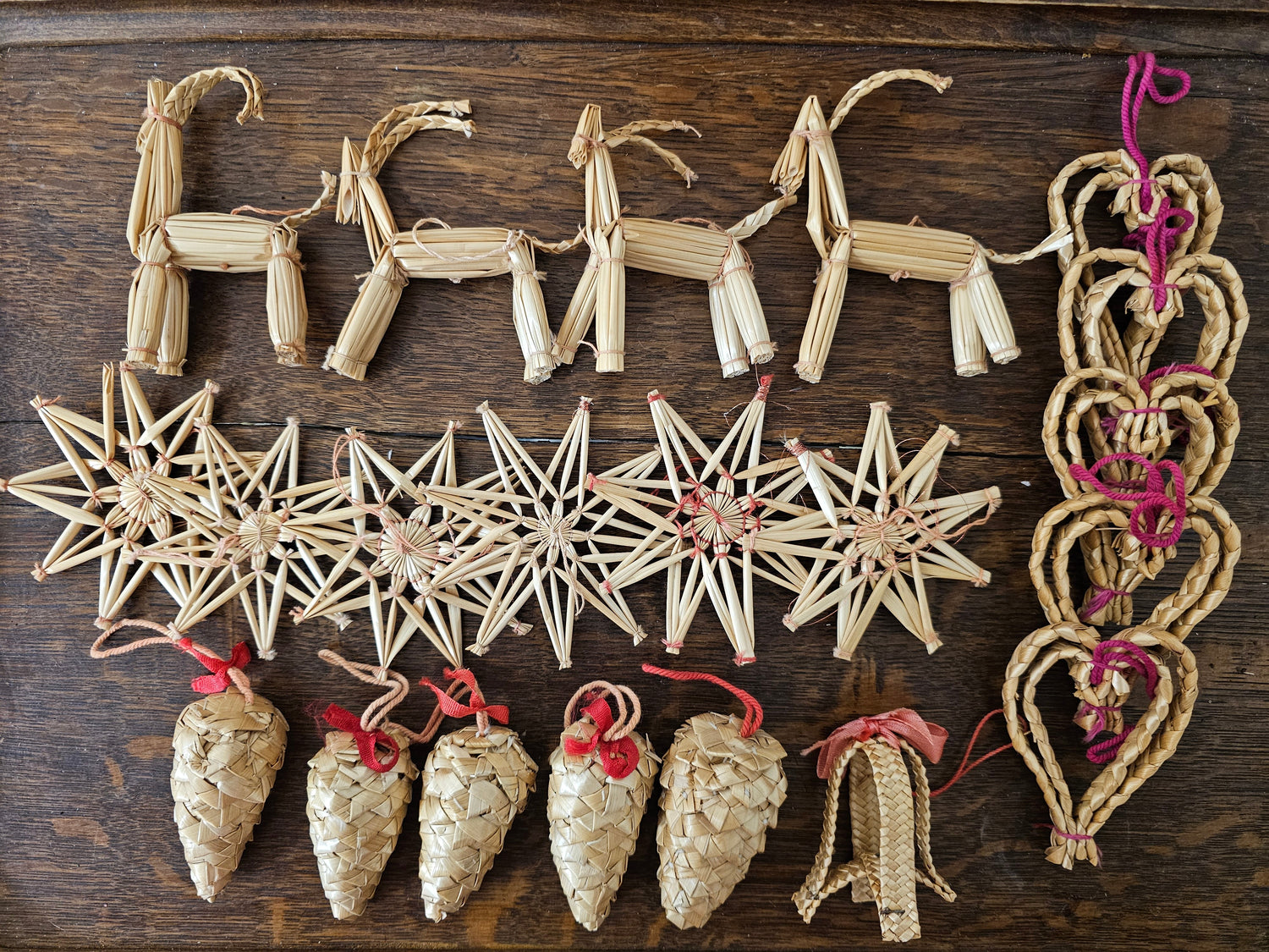 Set kerstboomversiering in naturel stro: rendieren, sterren, dennenappels en harten