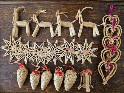 Set kerstboomversiering in naturel stro: rendieren, sterren, dennenappels en harten