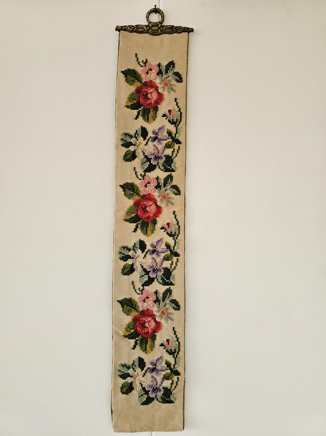 Schellekoord met bloemenborduurwerk en messing beslag