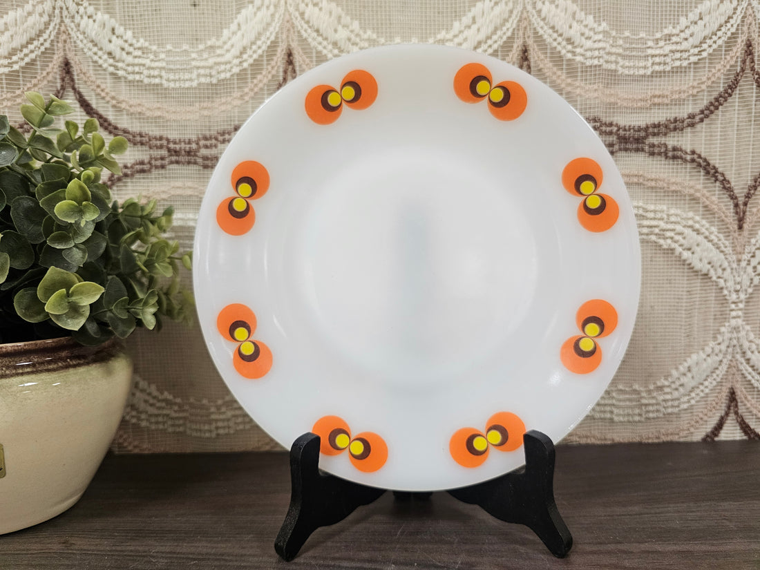 Wit vintage Schott Mainz Jenaglas Carina bord met pauwoogpatroon uit de jaren ’70, 23 cm doorsnee.