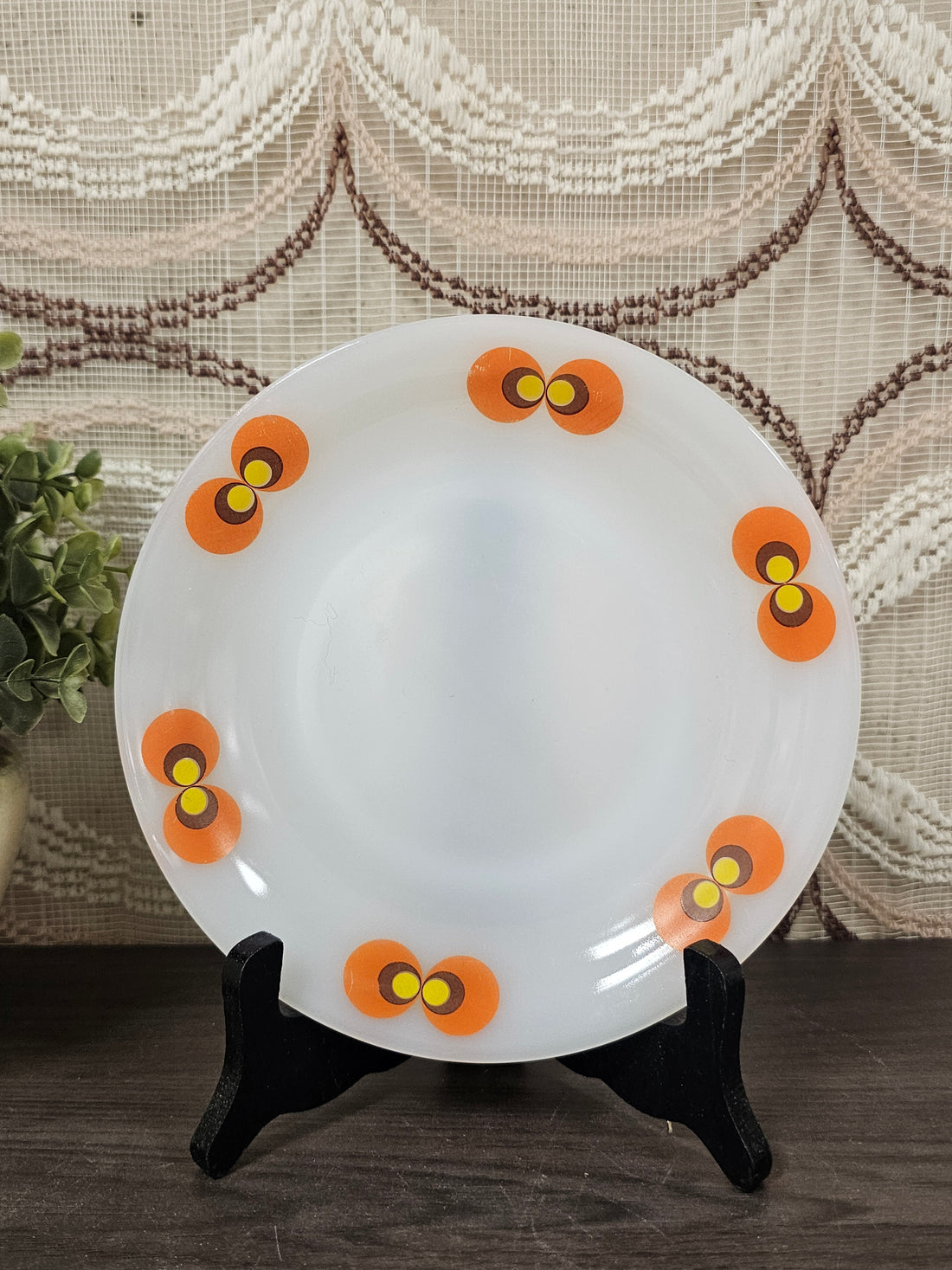 Wit Jenaglas Carina ontbijtbord van Schott Mainz met pauwoogpatroon uit de jaren ’70, 19 cm diameter.