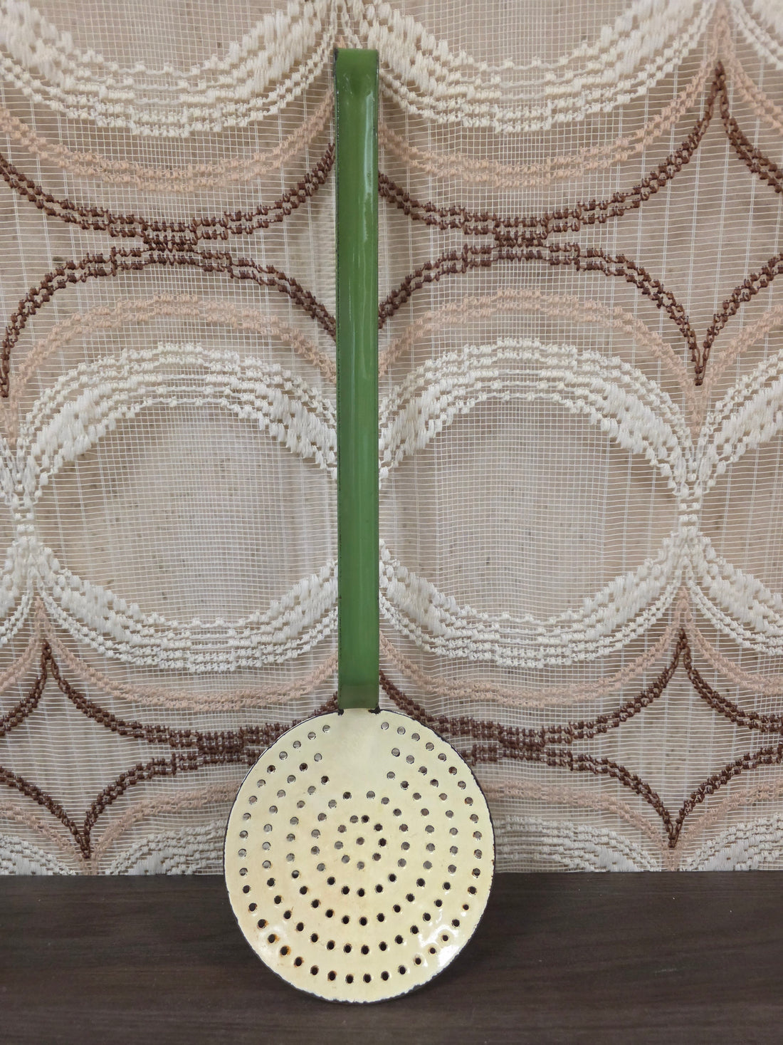 Vintage reseda groene emaille schuimspaan met ophangoog 40,5 cm