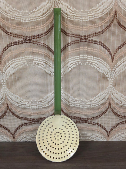 Vintage reseda groene emaille schuimspaan met ophangoog 40,5 cm