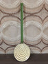 Vintage reseda groene emaille schuimspaan met ophangoog 40,5 cm